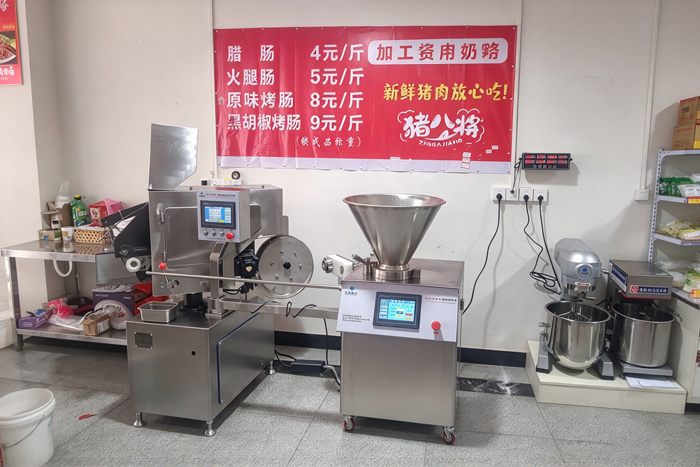 350灌肠机客户现场，猪八将香肠加工门店